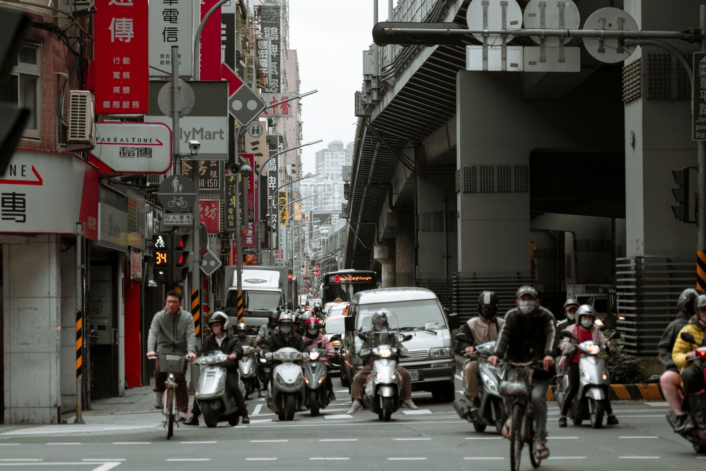 2026 电动两轮车品牌横评：雅迪、爱玛、九号、小牛、绿源、台铃，六条路线怎么选